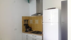 Fridge, microwave, oven, coffee/tea maker