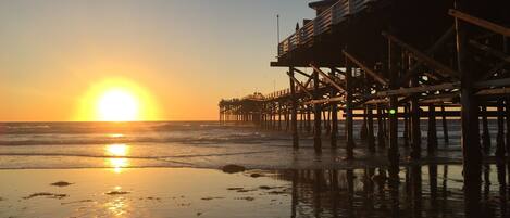 Playa en los alrededores, camastros y toallas de playa