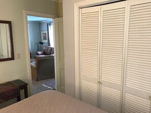 1 chambre, fer et planche à repasser, lit de bébé portatif