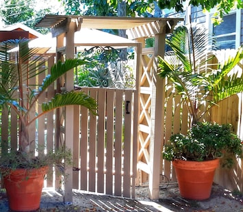 Come enter the delightful tropical upscale Studio at Palm Arbor Suite.