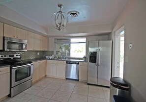 Fridge, microwave, oven, stovetop - Exclusive Home By Traveline Plus (Hollywood)