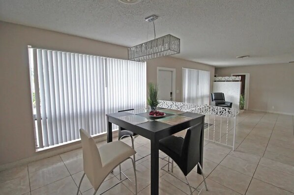 TV - Exclusive Home By Traveline Plus (Hollywood)