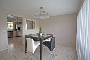 TV - Exclusive Home By Traveline Plus (Hollywood)
