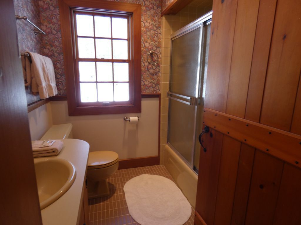 Un baño con inodoro, lavamanos y ducha.