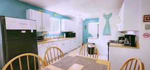 Full-size fridge, microwave, oven, stovetop
