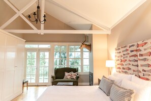 Murrumbidgee Cottage | Minibar, in-room safe, individually decorated, individually furnished