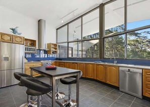 Fridge, microwave, oven, stovetop - George Bass Drive A Well Kept Secret (LILLI PILLI)