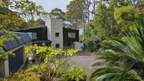 Property grounds - George Bass Drive A Well Kept Secret (LILLI PILLI)