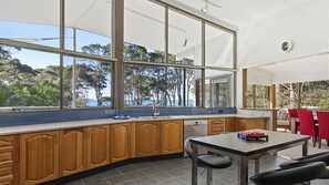 Fridge, microwave, oven, stovetop - George Bass Drive A Well Kept Secret (LILLI PILLI)