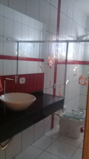 Secador de pelo, toallas, jabón, shampoo
