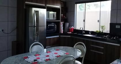 Cómoda casa en Campo Mourao aire en las dos habitaciones