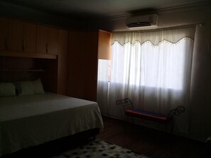 2 slaapkamers, een strijkplank/strijkijzer, gratis wifi, beddengoed