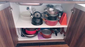 Een koelkast, een microgolfoven, een oven, een kookplaat