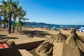 Playa en los alrededores, camastros y toallas de playa 