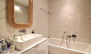 Badewanne, Haartrockner, Handtücher, Seife