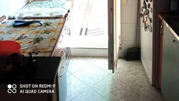 KĂŒhlschrank, Mikrowelle, Ofen, Herdplatte