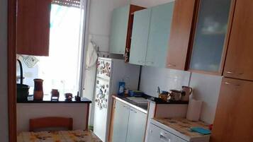 KĂŒhlschrank, Mikrowelle, Ofen, Herdplatte