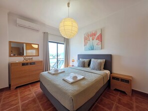 2 slaapkamers, een strijkplank/strijkijzer, gratis wifi, beddengoed