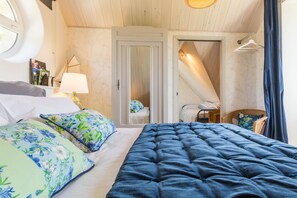 1 bedroom, desk, iron/ironing board, travel cot - GÎTE au GARDIN 'Les Phormiums', Sea, Nature, Historic Landing Sites (Audouville-la-Hubert)