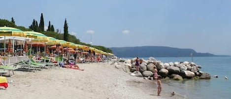 Una spiaggia nelle vicinanze