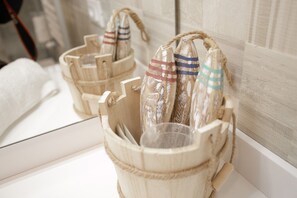 Asciugamani, sapone, shampoo, carta igienica