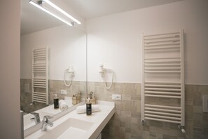 Handtücher, Seife, Shampoo, Toilettenpapier