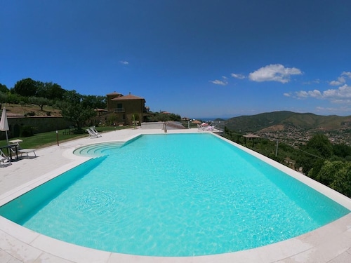 Farmhouse with infinity pool: A unique experience