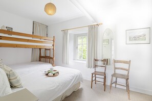 2 quartos, ferros/tábuas de passar roupa, Wi-Fi, roupa de cama