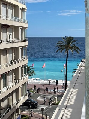 Un hotel de varios pisos con balcones con vista a la playa.