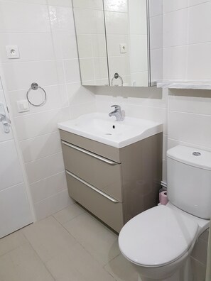 Shower, hair dryer, toilet paper - St-Aygulf -T2- rdj with terrace, air conditioning, parking, quiet, center 400m, beach 700m (Fréjus)