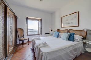 9 bedrooms, iron/ironing board, travel cot, free WiFi