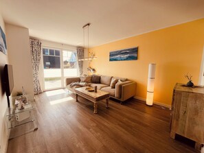 Flat-screen TV, stereo