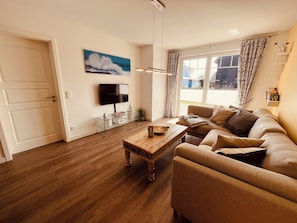 Flat-screen TV, stereo