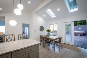 House (3 Bedrooms) | In-room dining