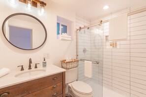 Nhà (3 Bedrooms) | Phòng tắm | Bồn tắm thủy lực, vòi sen phun mưa, đồ dùng nhà tắm miễn phí 