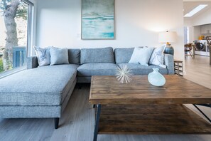 Nhà (3 Bedrooms) | Khu phòng khách | TV màn hình phẳng 