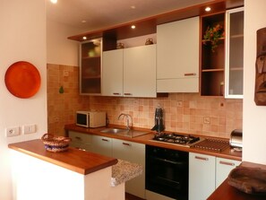 Kühlschrank, Mikrowelle, Ofen, Herdplatte