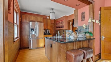 House (3 Bedrooms) | Private kitchen | Fridge, microwave, oven, stovetop