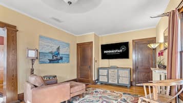 House (3 Bedrooms) | Living area | Flat-screen TV, books