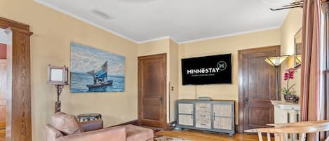 House (3 Bedrooms) | Living area | Flat-screen TV, books