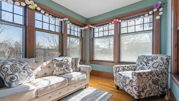 Rumah (3 Bedrooms) | Area keluarga | TV layar datar dan buku