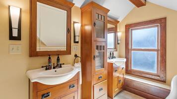 House (3 Bedrooms) | Bathroom | Combined shower/tub, free toiletries, hair dryer, towels