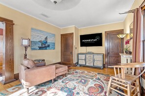 House (3 Bedrooms) | Living area | Flat-screen TV, books