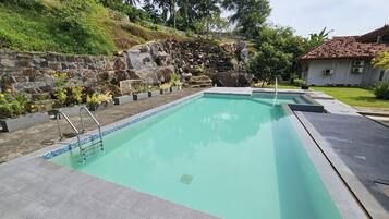 Kolam renang outdoor