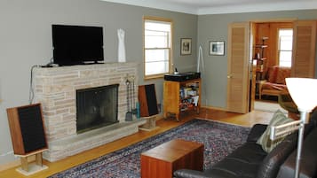 Smart TV, chimenea, reproductor de DVD y tenis de mesa