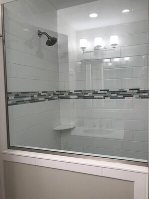 Handtücher, Seife, Shampoo, Toilettenpapier