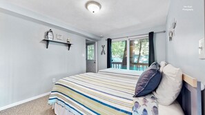 4 bedrooms, desk, iron/ironing board, free WiFi