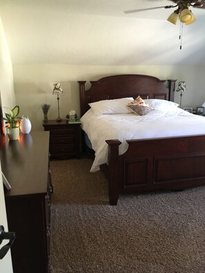 4 bedrooms, iron/ironing board, internet, bed sheets