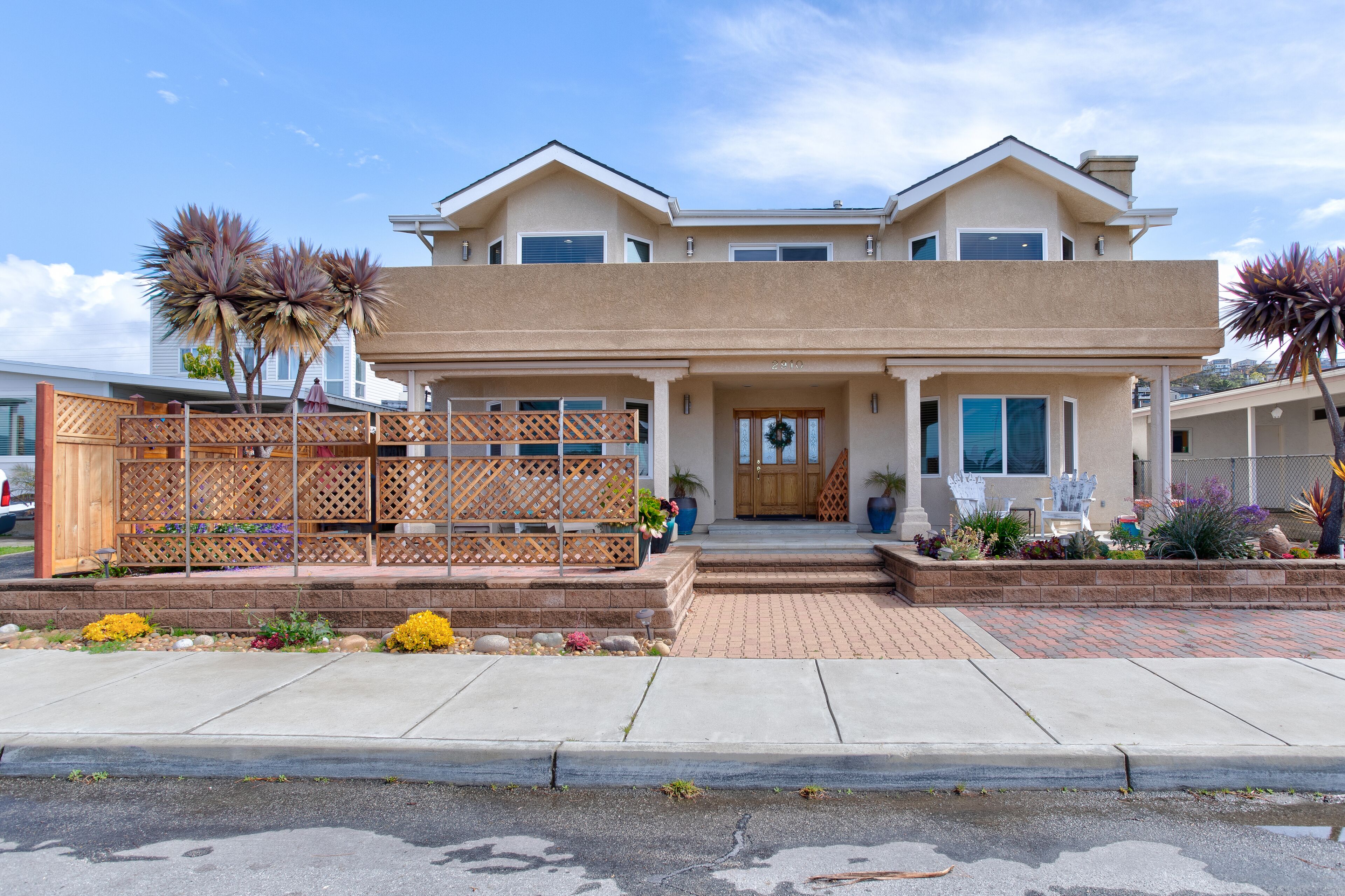 Beautiful home with a view of the Rock - fits the family!