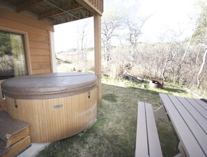 Terrace/patio - Crowsnest Riverside Cabin- 42 km from Castle Mountain Ski Resort (Pincher Creek)